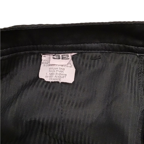 Volcom flat front shorts. Size 32. - Picture 3 of 9